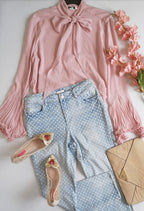 Blusa mangas campana con jeans skinny