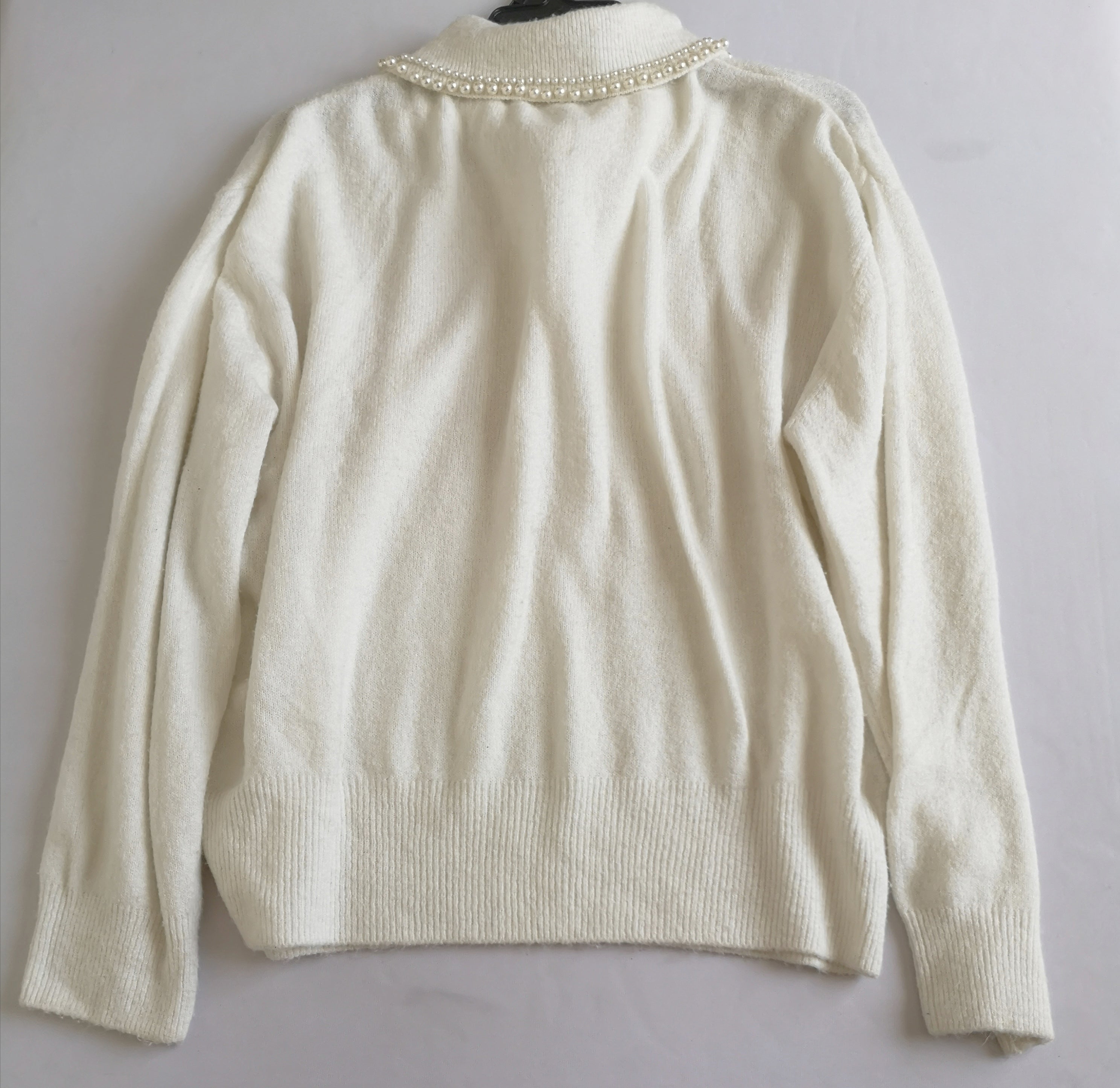 Sueter bordado del cuello