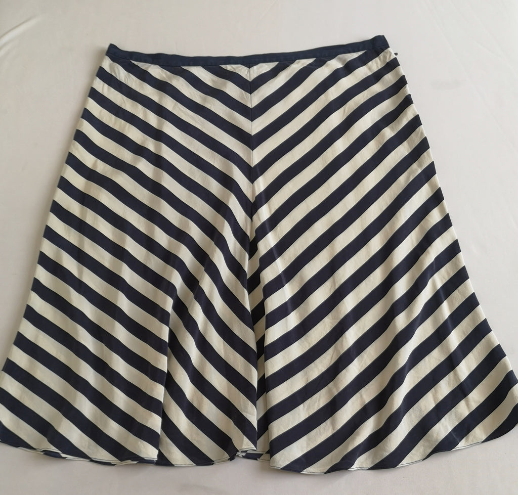 Falda abajo de la rodilla y blusa con hombreras