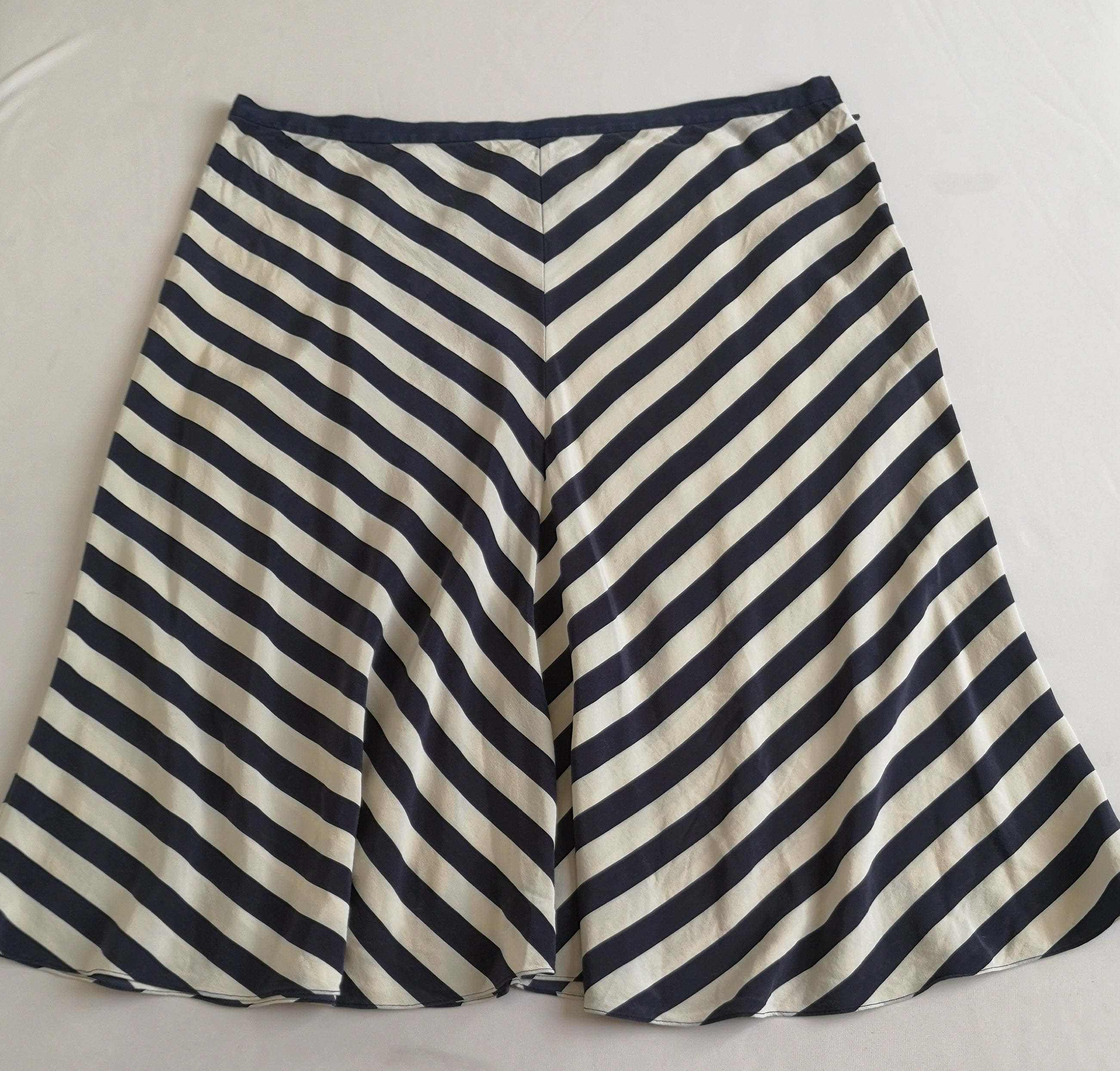 Falda abajo de la rodilla y blusa con hombreras