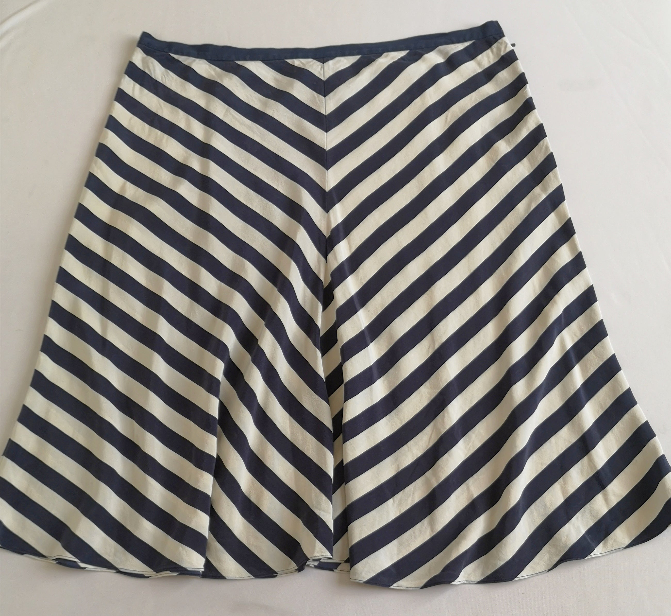 Falda abajo de la rodilla y blusa con hombreras