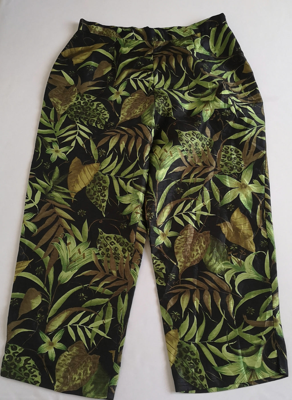 Pantalón ancho de las caderas con blusa corta