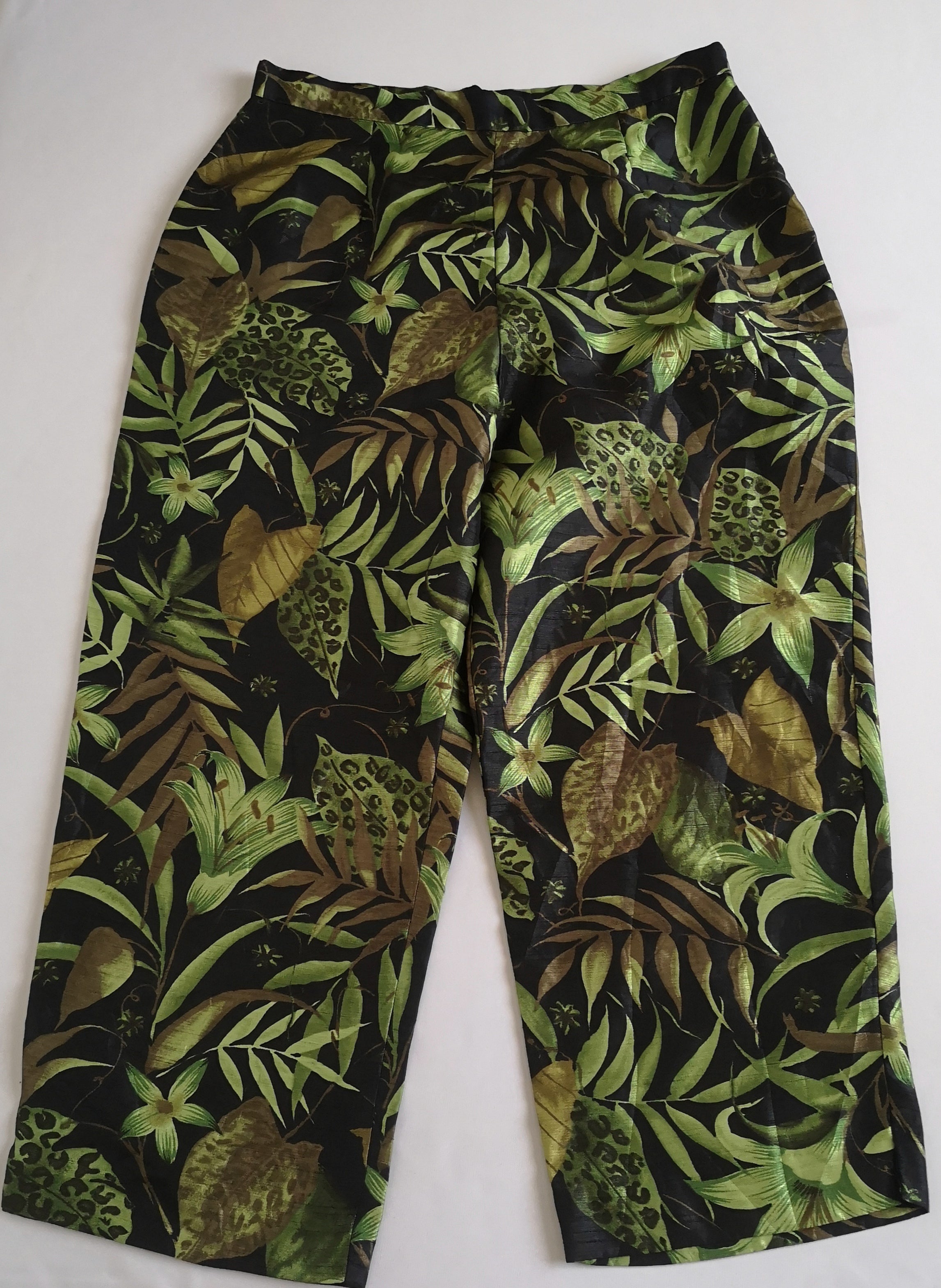 Pantalón ancho de las caderas con blusa corta