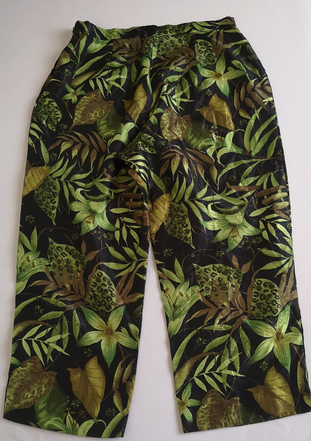 Pantalón ancho de las caderas con blusa corta