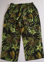 Pantalón ancho de las caderas con blusa corta