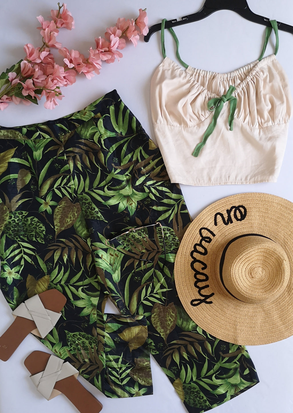 Pantalón ancho de las caderas con blusa corta