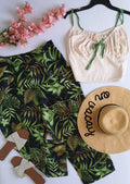 Pantalón ancho de las caderas con blusa corta