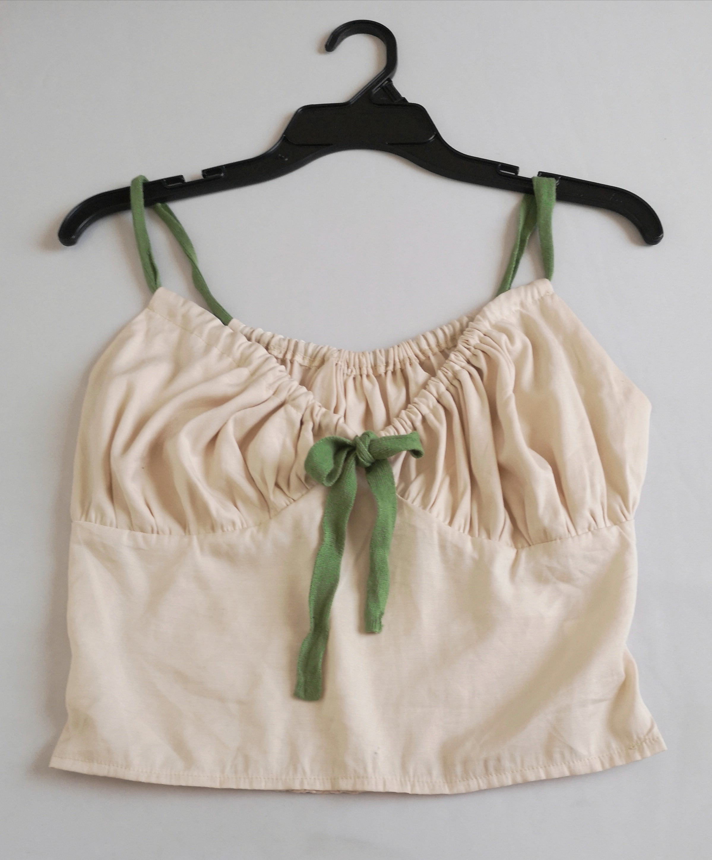 Pantalón ancho de las caderas con blusa corta