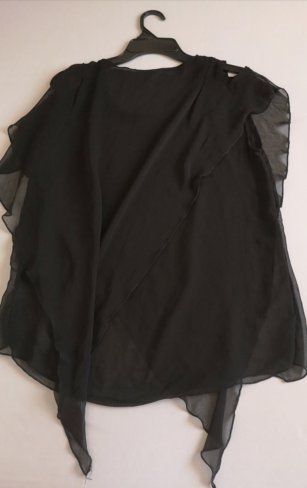 Pantalón semiformal y blusa asimétrica
