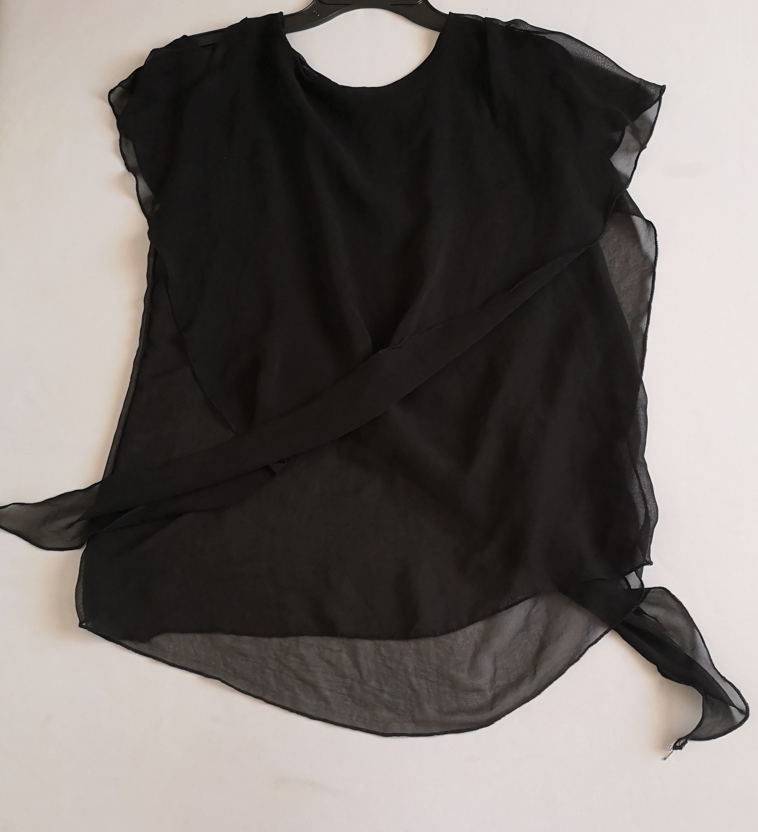 Pantalón semiformal y blusa asimétrica