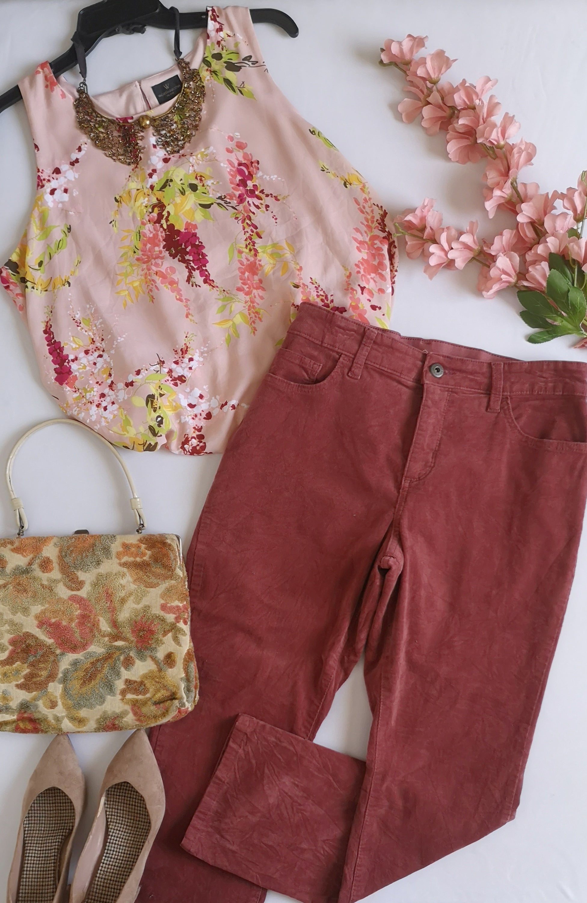 Pantalón straight leg con blusa sin mangas
