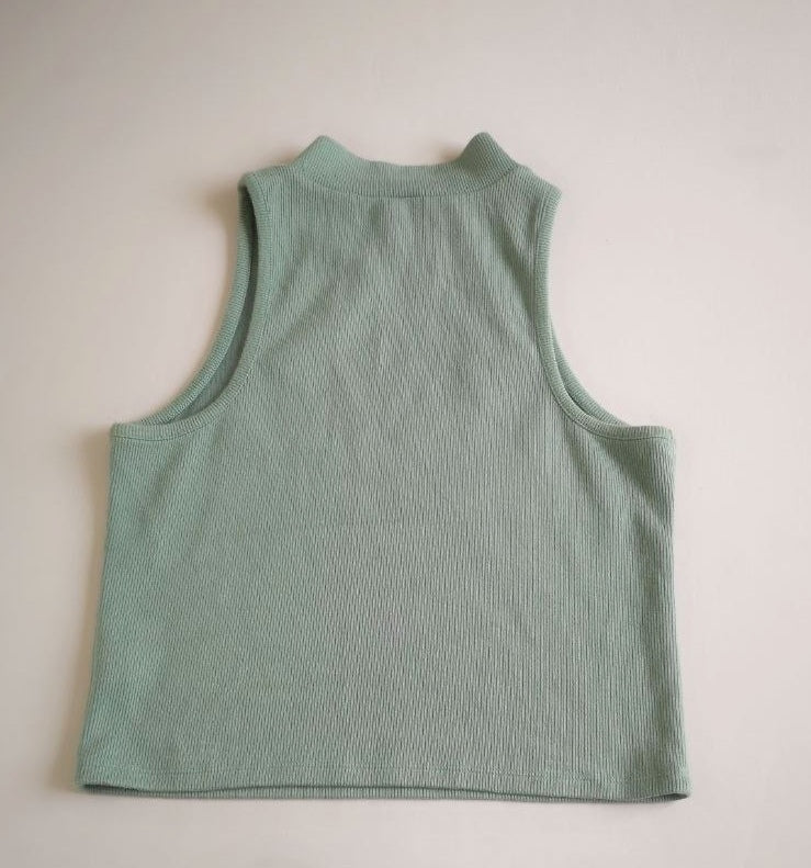 Blusa tallada y pantalón con bolsas a los lados