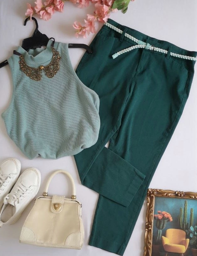 Blusa tallada y pantalón con bolsas a los lados