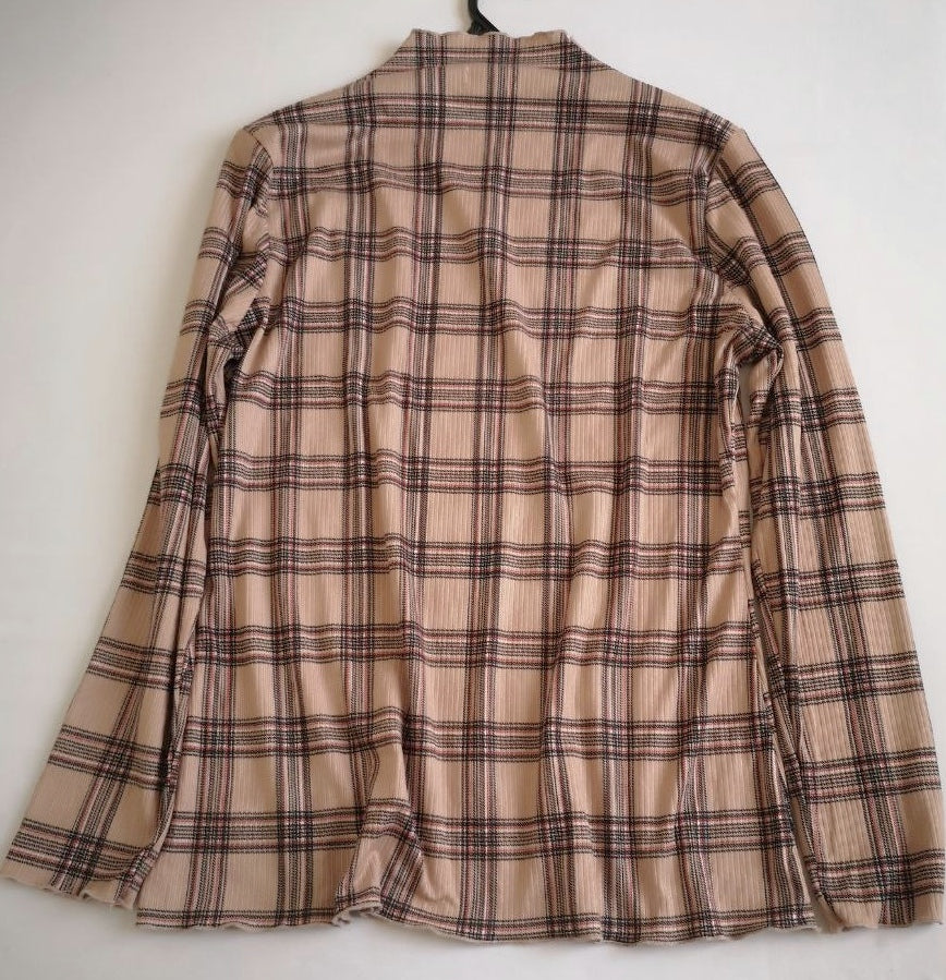 Pantalón con bolsas a los lados con blusa cuello cerrado