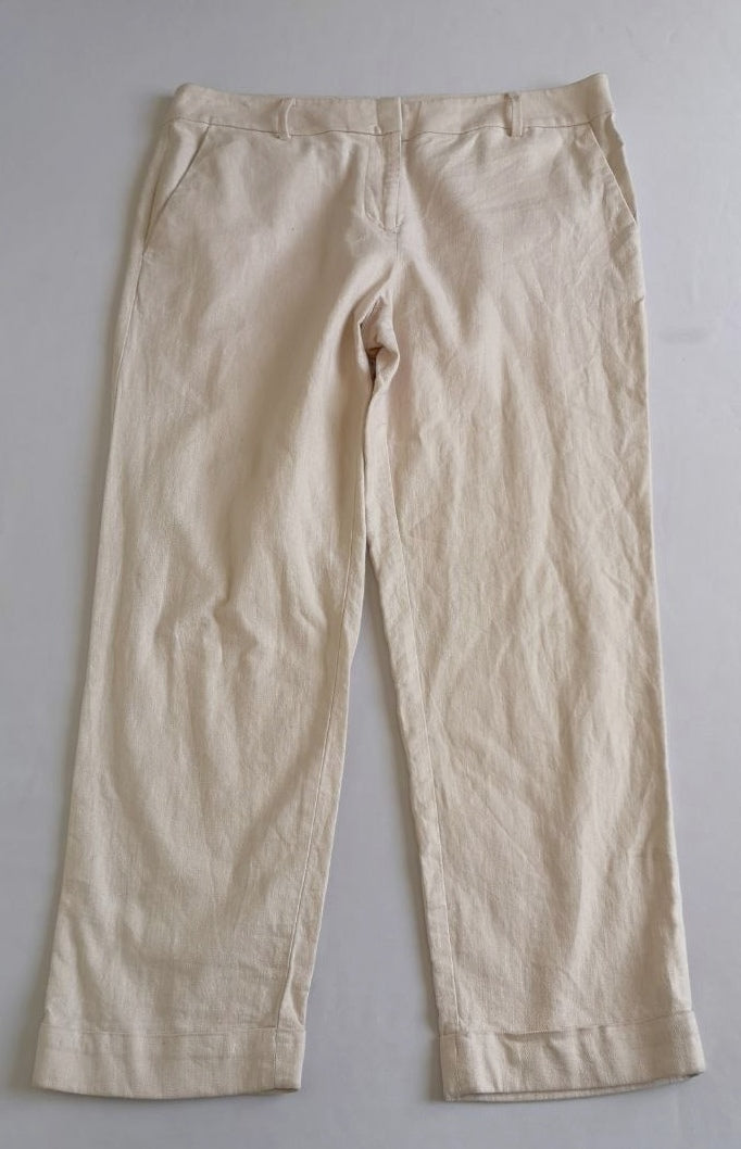 Pantalón con bolsas a los lados con blusa cuello cerrado