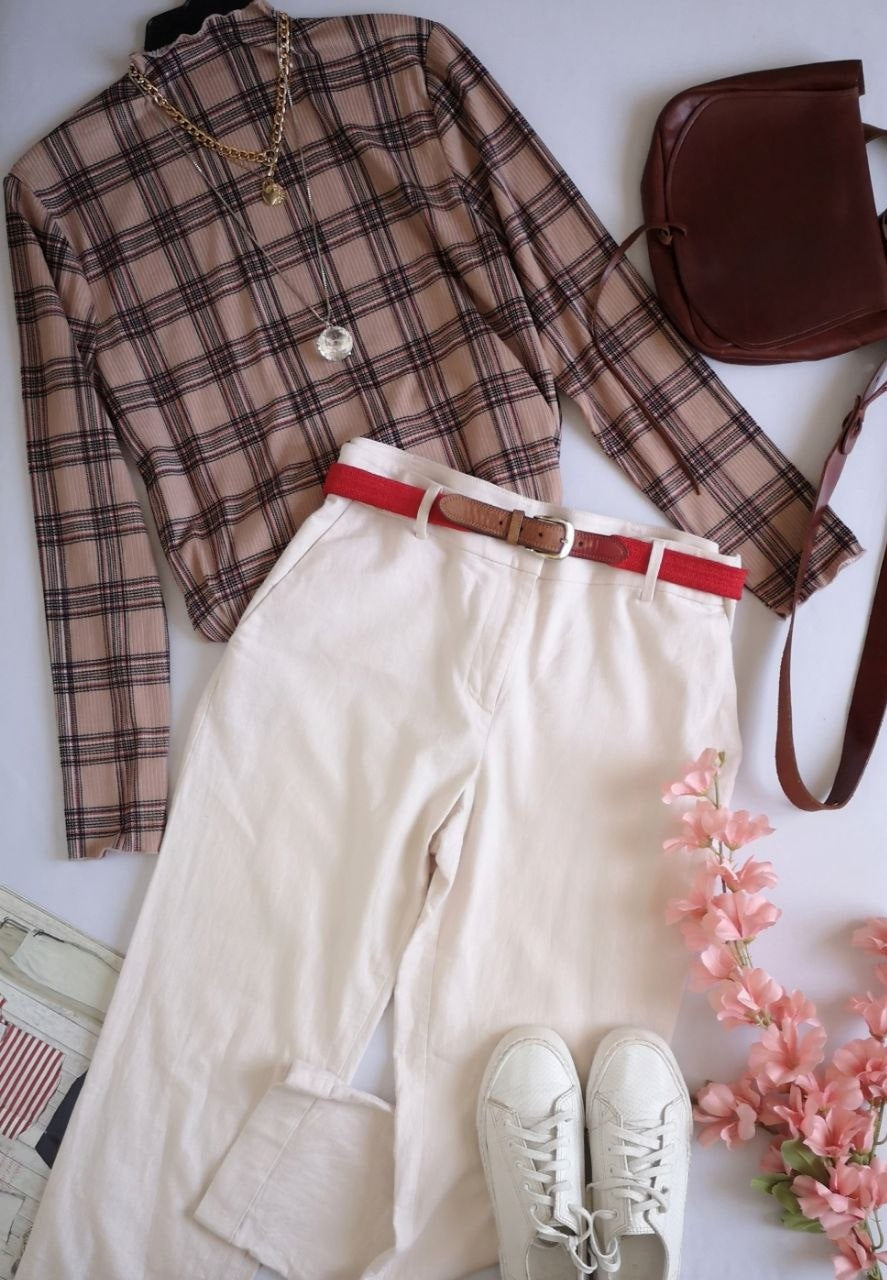 Pantalón con bolsas a los lados con blusa cuello cerrado