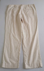 Pantalón con bolsas a los lados con blusa cuello cerrado