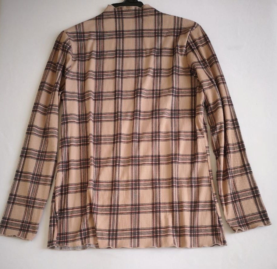 Pantalón con bolsas a los lados con blusa cuello cerrado