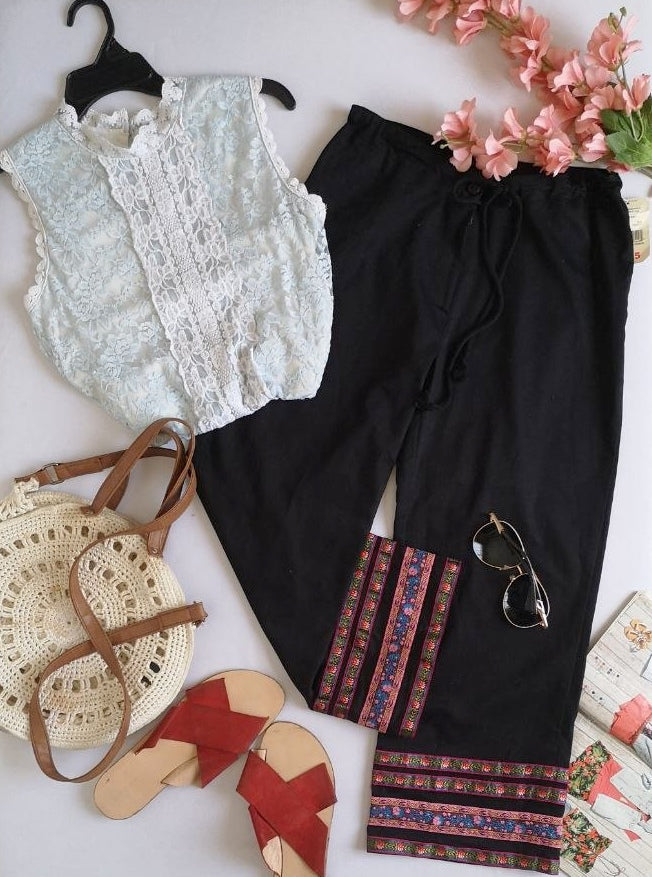 Pantalón nuevo bordado de abajo con blusa de encaje