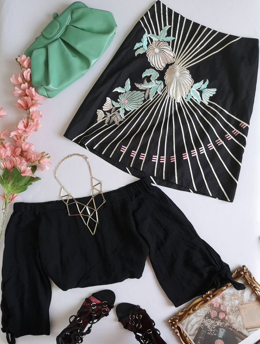 Blusa hombros descubiertos con falda bordada ⚓