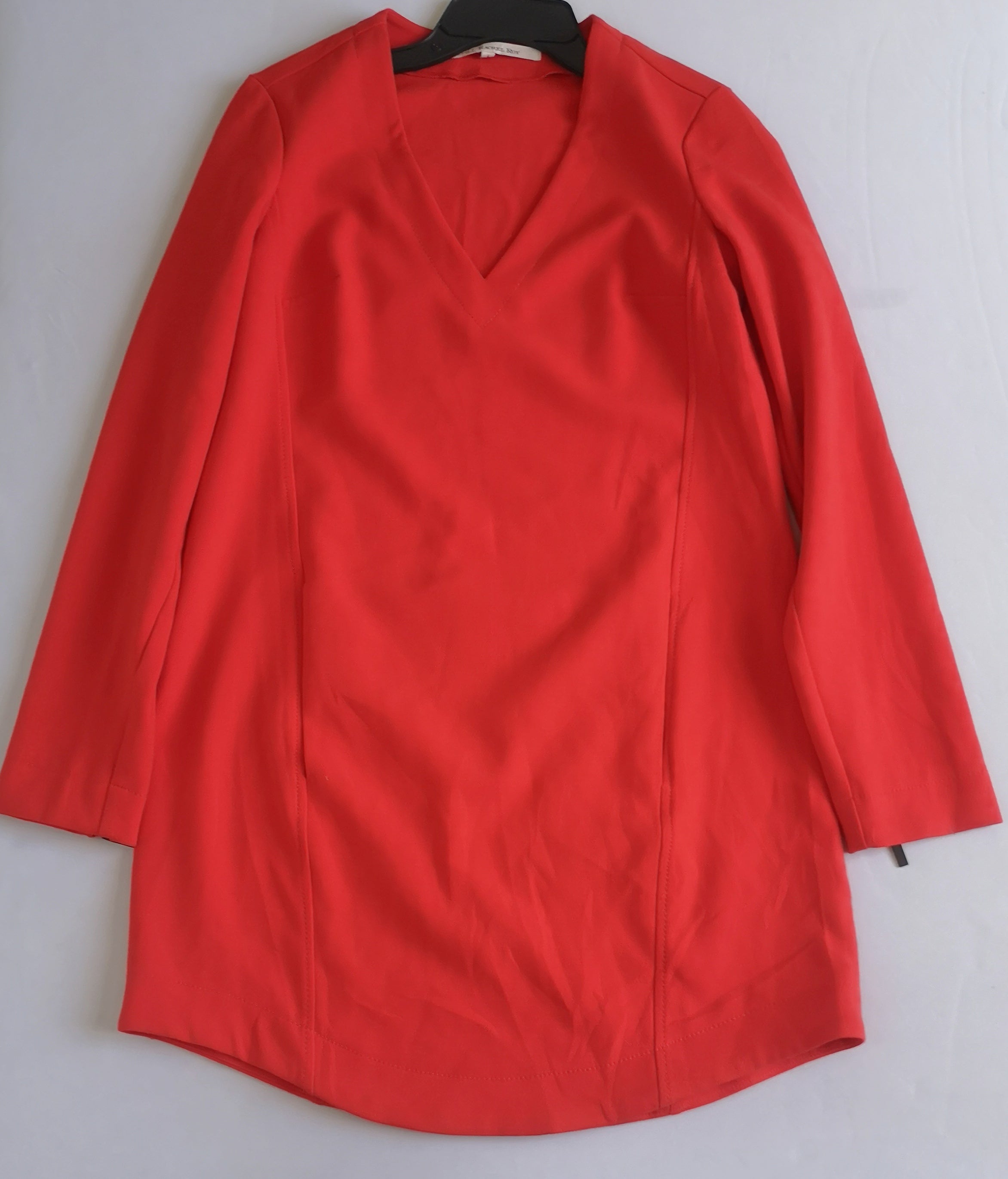 Vestido corte recto con bolsas incluye collar