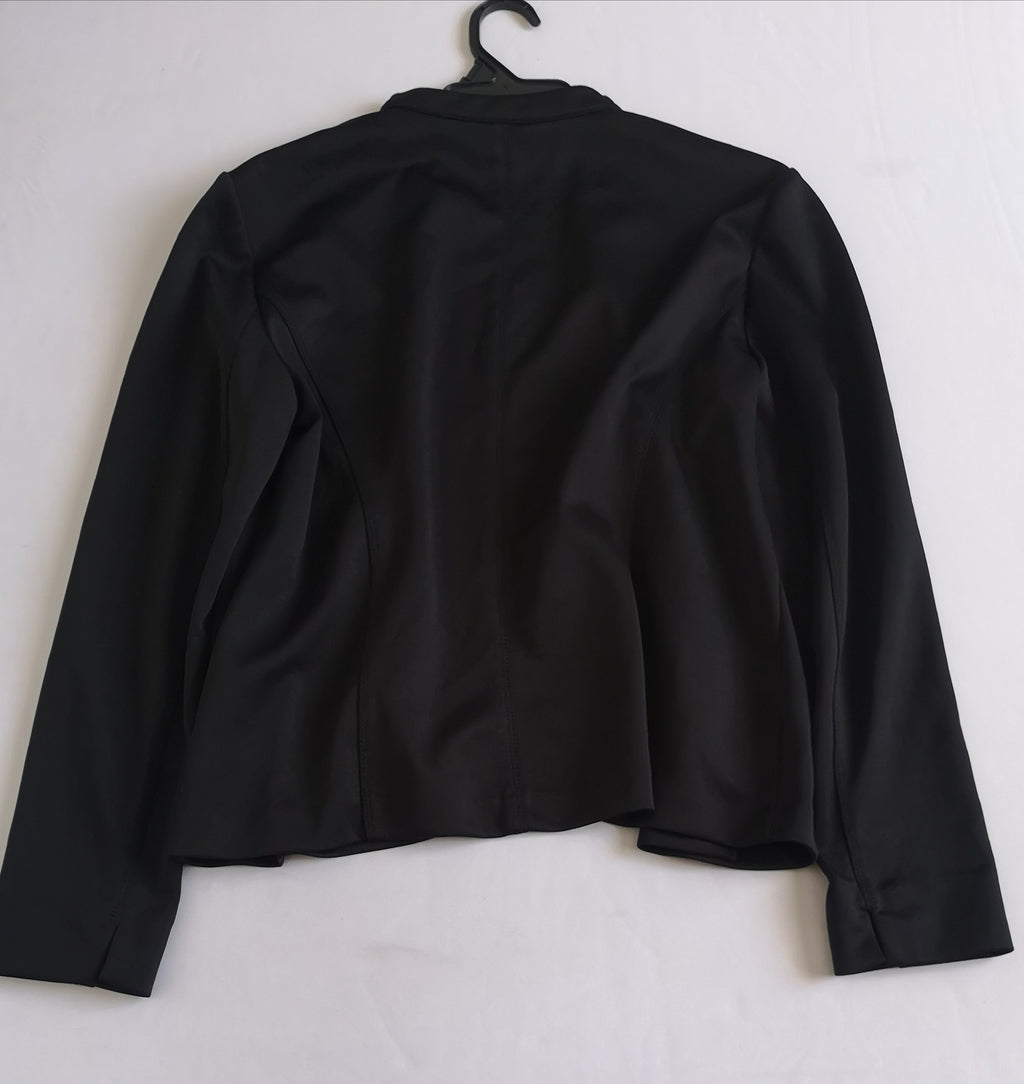 Chaqueta asimétrica y blusa larga