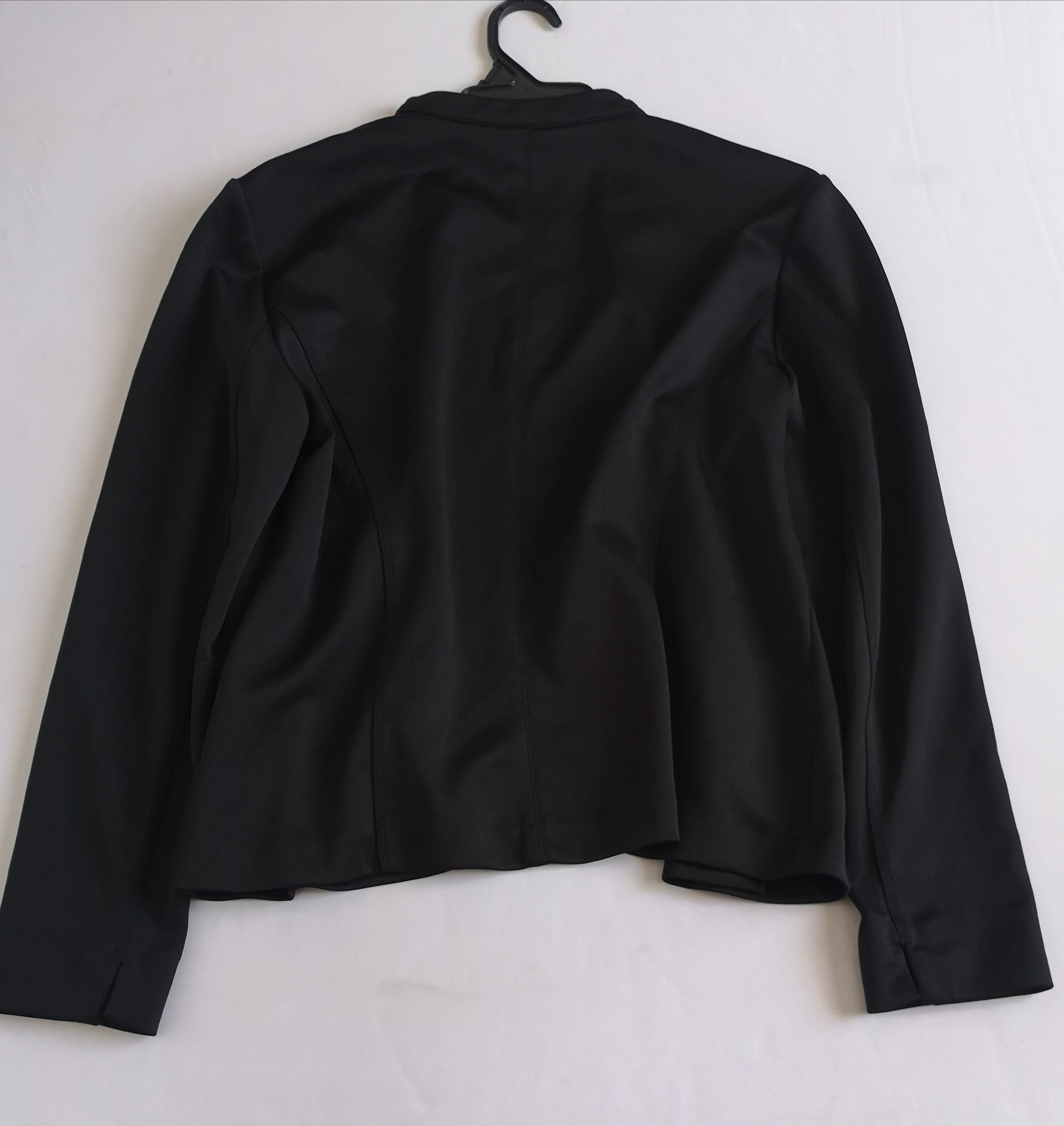 Chaqueta asimétrica y blusa larga
