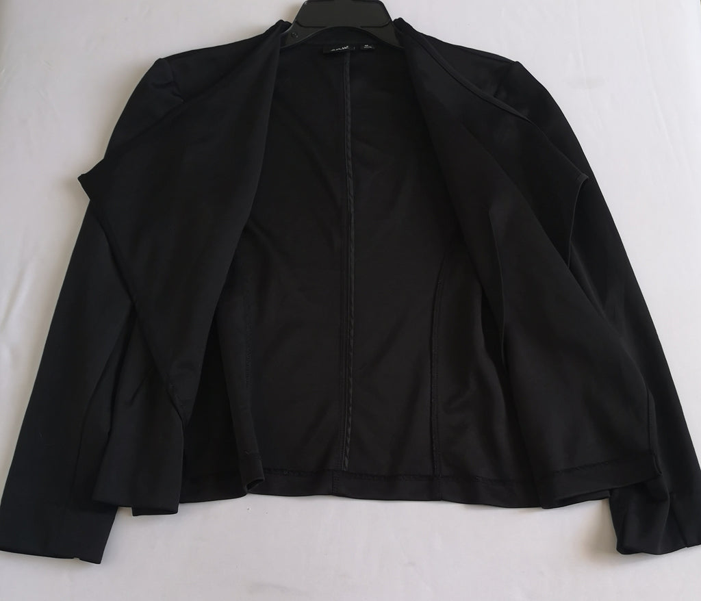 Chaqueta asimétrica y blusa larga