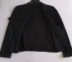 Chaqueta asimétrica y blusa larga