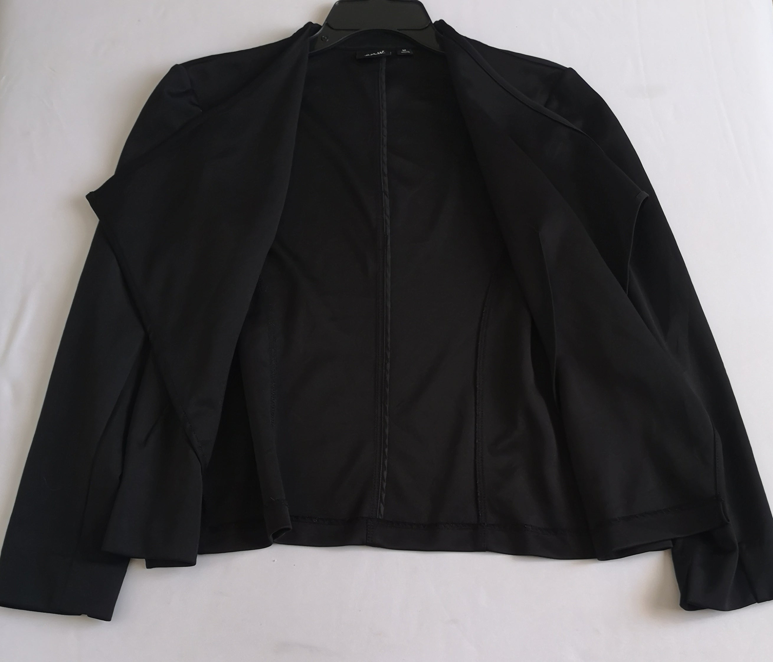 Chaqueta asimétrica y blusa larga