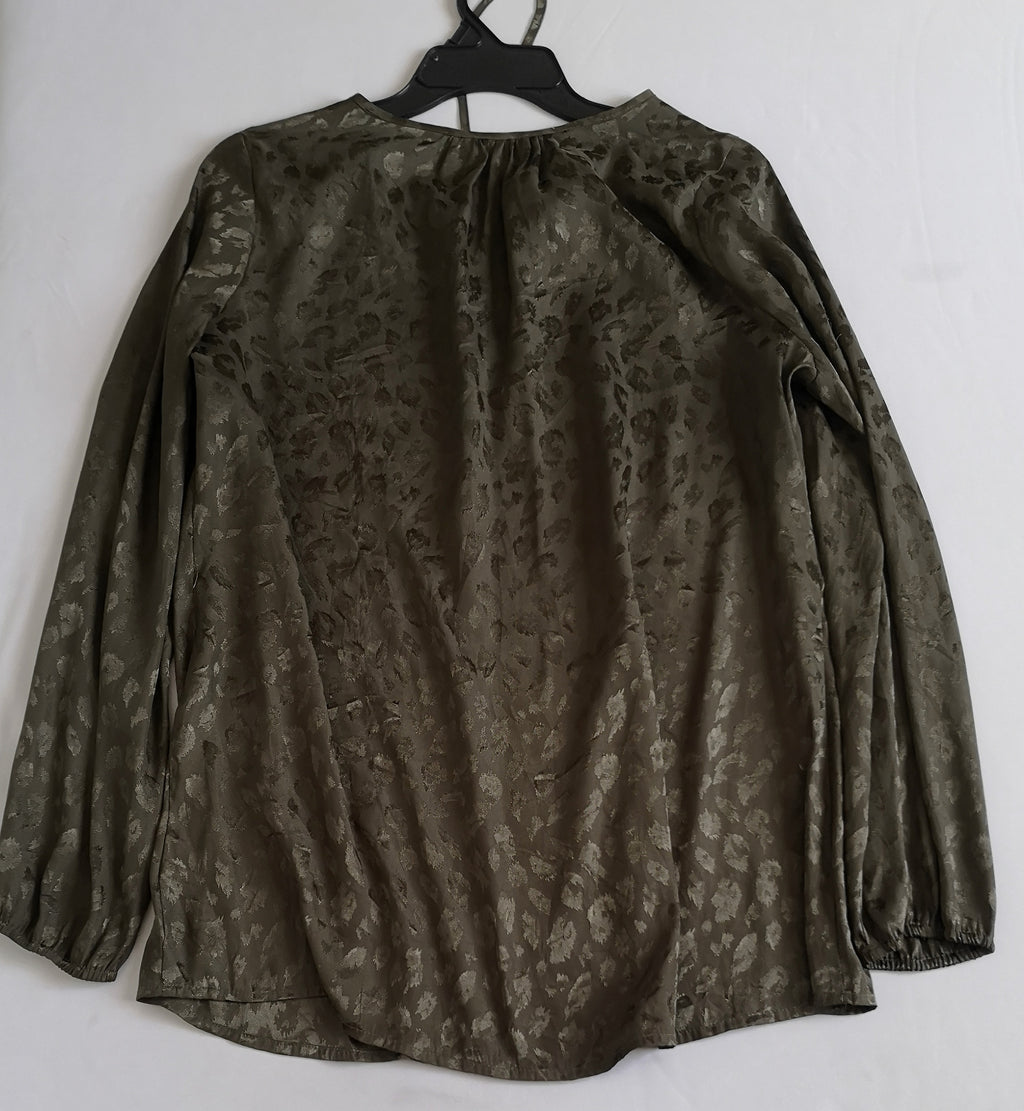 Chaqueta asimétrica y blusa larga