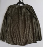 Chaqueta asimétrica y blusa larga