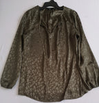 Chaqueta asimétrica y blusa larga