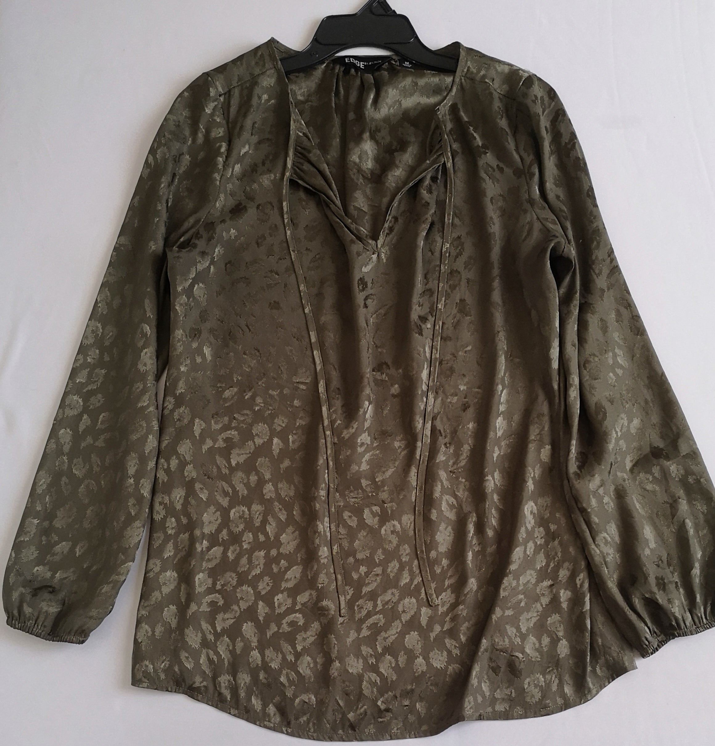 Chaqueta asimétrica y blusa larga