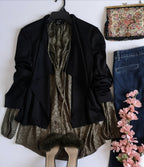 Chaqueta asimétrica y blusa larga