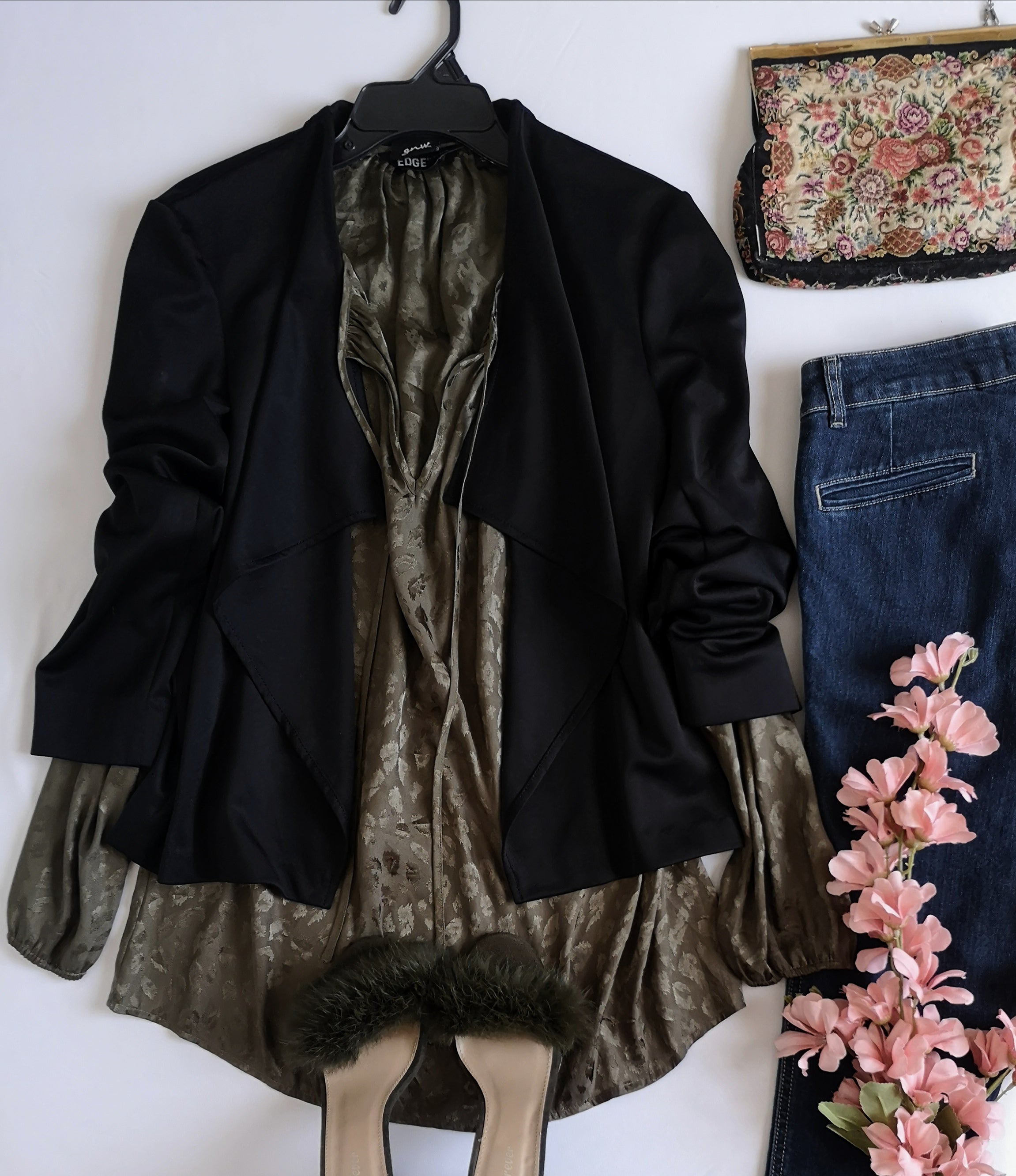 Chaqueta asimétrica y blusa larga