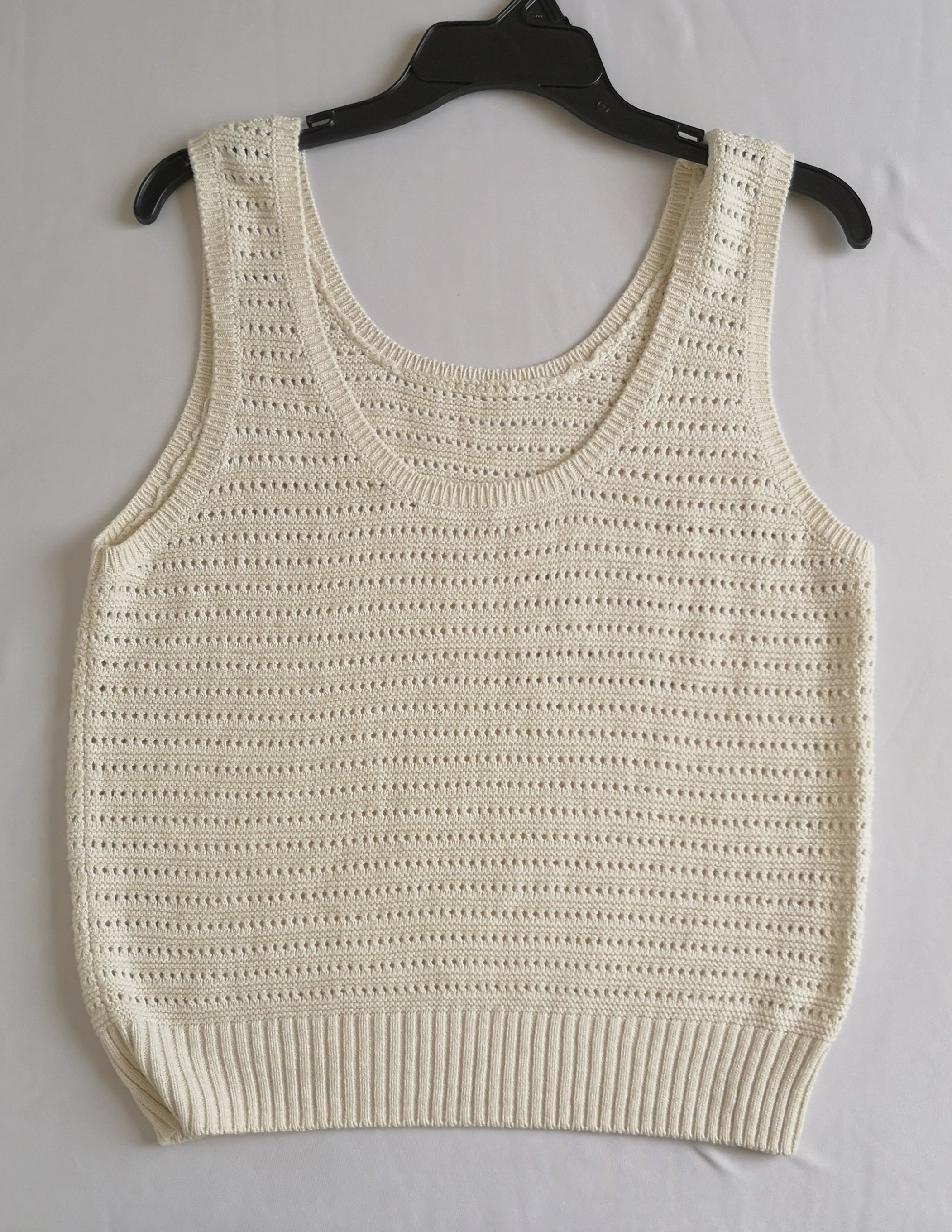 Palazzo con bolsas a los lados y blusa tejida