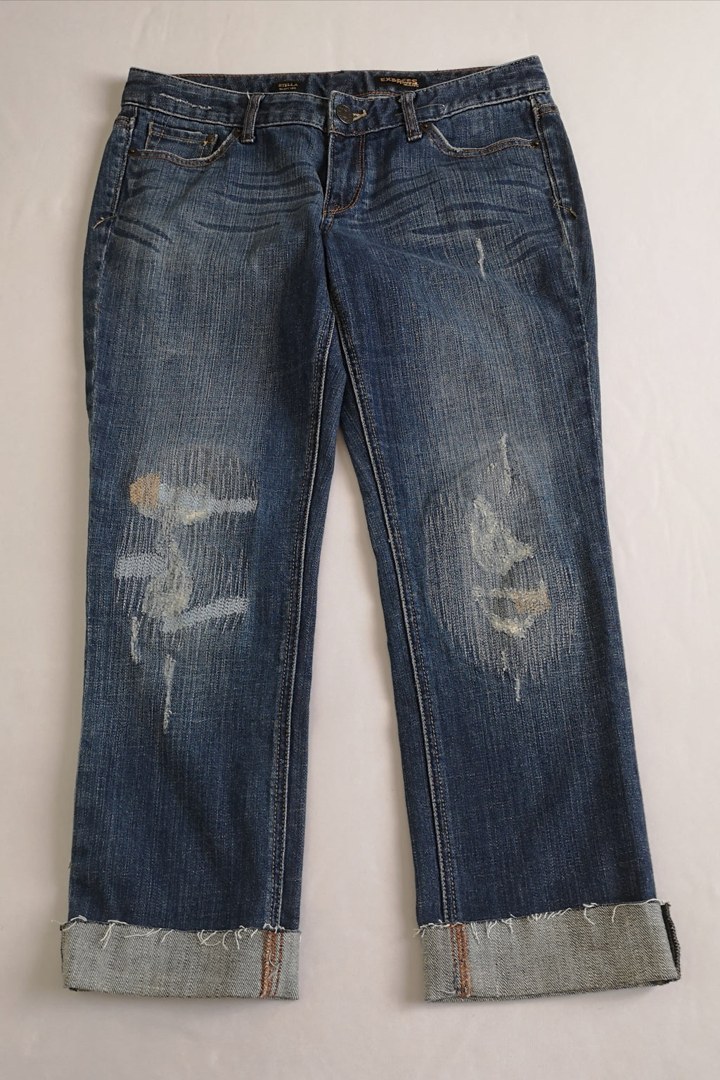 Blusa holgada con jeans corte recto