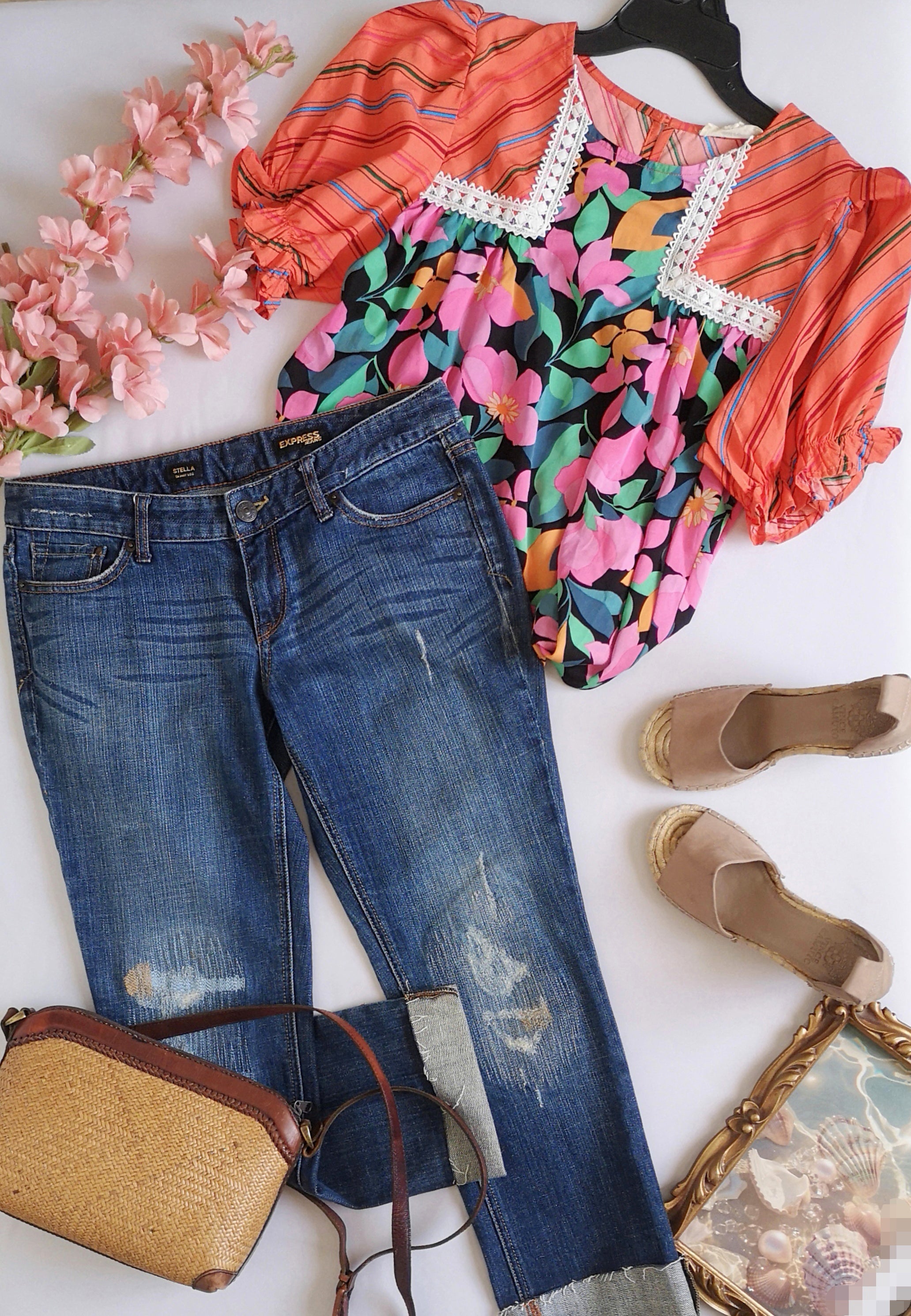Blusa holgada con jeans corte recto