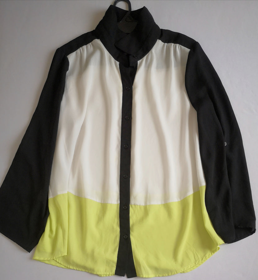 Blusa de chifon con pantalón corte recto