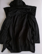 Jacket tipo impermeable con gorro escondido