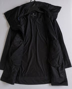 Jacket tipo impermeable con gorro escondido