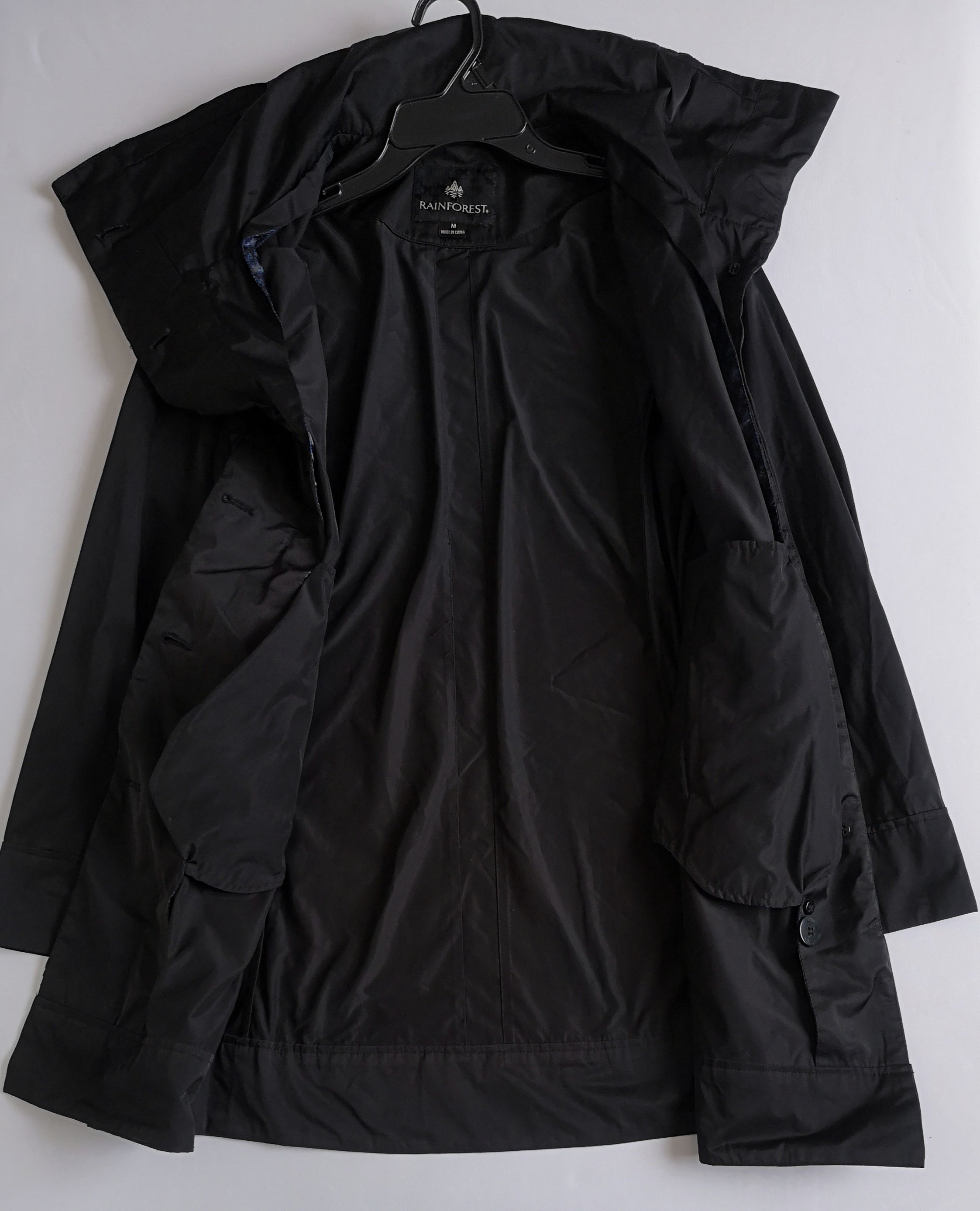 Jacket tipo impermeable con gorro escondido