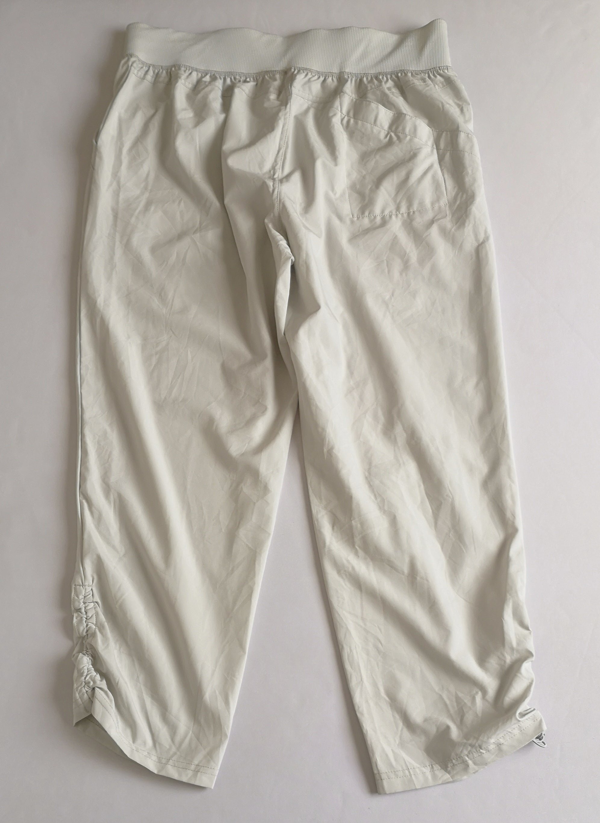 Blusa cuello alto con Pantalón tipo deportivo