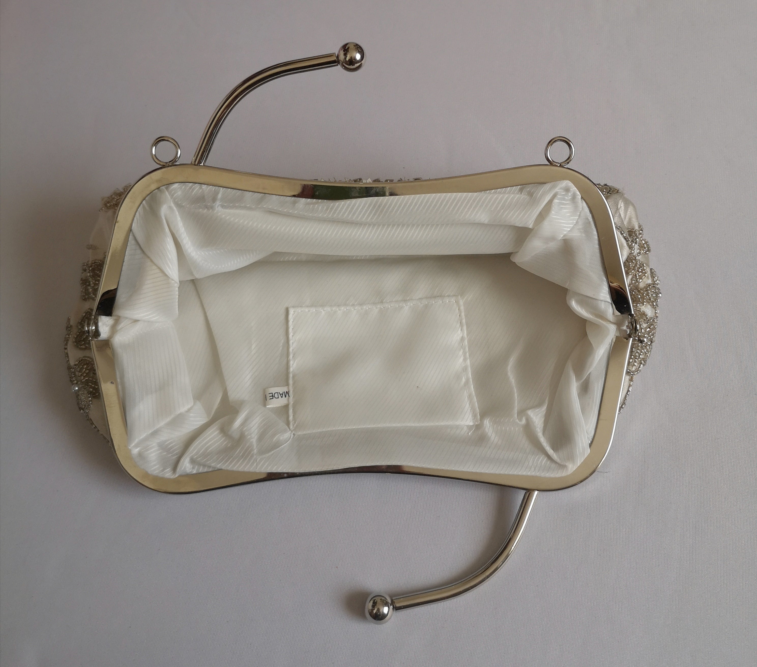 Cartera de mano bordada