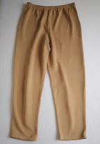 Pantalón tela suave con blusa de chifon