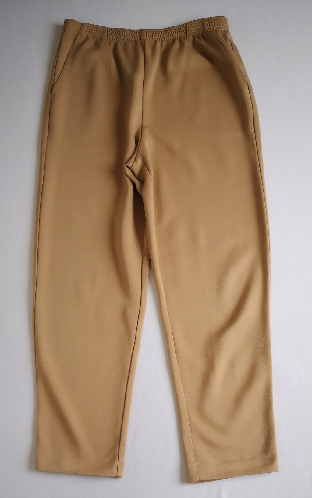 Pantalón tela suave con blusa de chifon