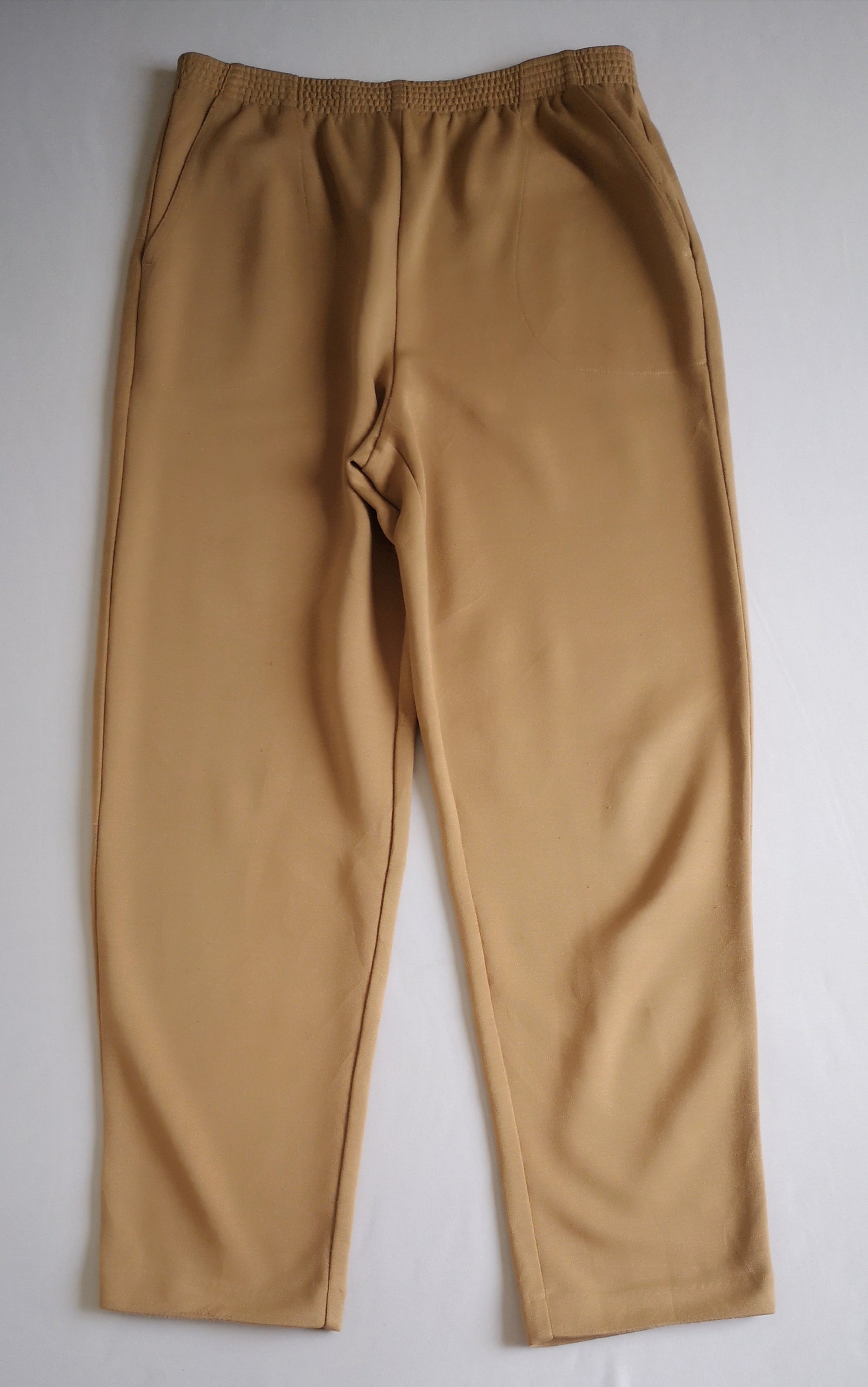 Pantalón tela suave con blusa de chifon