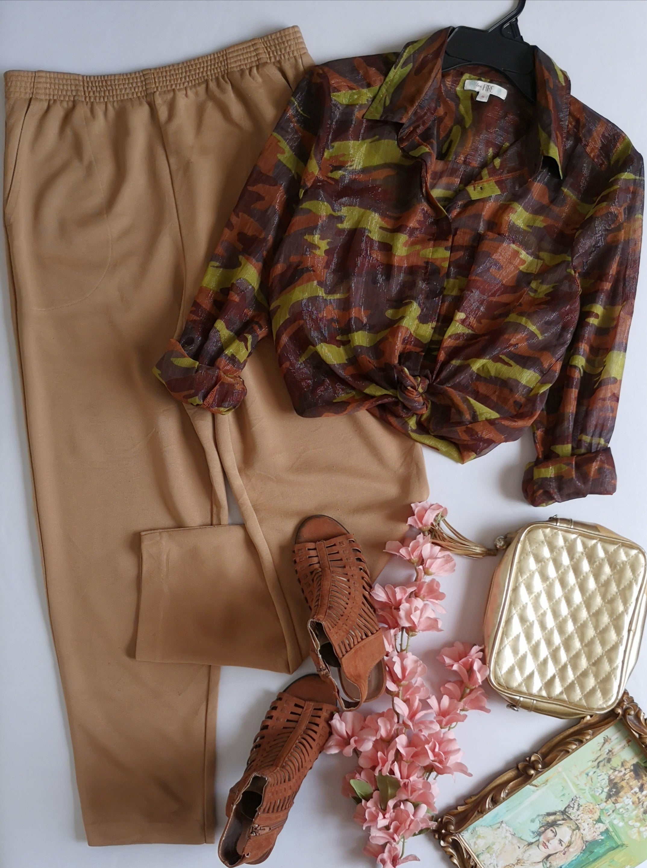 Pantalón tela suave con blusa de chifon