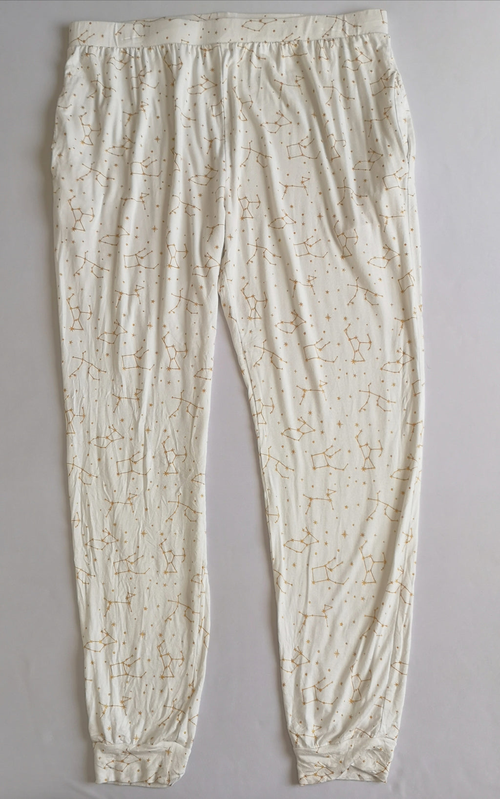 Pantalón tipo pans y suéter cuello ancho
